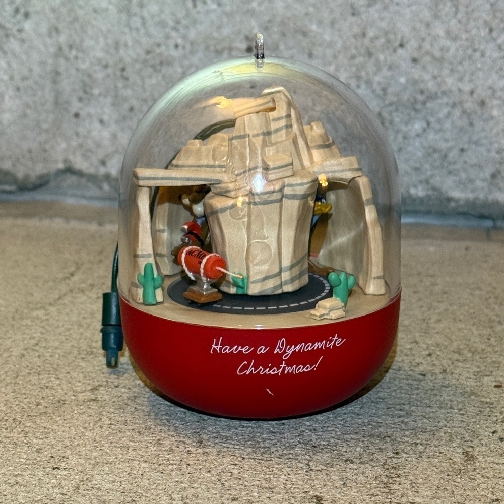HALLMARK ROAD RUNNER AND WILE E COYOTE MAGIC KEEPSAKE ORNAMENT  1993